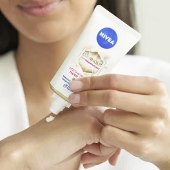 NIVEA Luminous Anti-Pigmentflecken Hochwirksame Hand Creme LSF15 6 NIVEA Luminous Anti-Pigmentflecken Hochwirksame Hand Creme LSF15 -Satin Naturel shop MAM 9306068 SHOP IMAGE 1.4